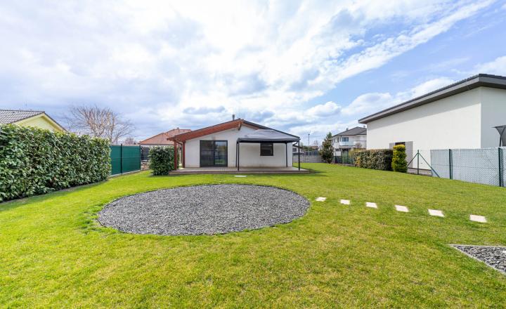 =PREDANÉ=Moderný zariadený 4izb bungalov na 7árovom pozemku 20 min.od BA - fotografia 38