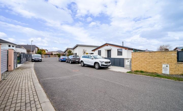 =PREDANÉ=Moderný zariadený 4izb bungalov na 7árovom pozemku 20 min.od BA - fotografia 39