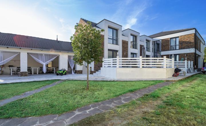 Veľkolepá a moderná nízkoenergetická 10izb vila na 40 árovom pozemku s bazénom, zimnou záhradou a dvojgarážou v Jakubove - fotografia 8