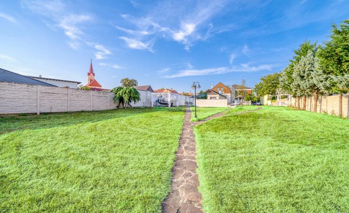 Veľkolepá a moderná nízkoenergetická 10izb vila na 40 árovom pozemku s bazénom, zimnou záhradou a dvojgarážou v Jakubove - fotografia 9