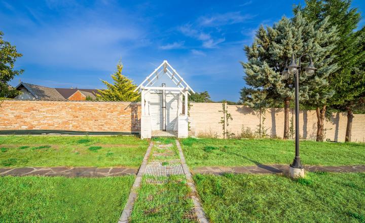 Veľkolepá a moderná nízkoenergetická 10izb vila na 40 árovom pozemku s bazénom, zimnou záhradou a dvojgarážou v Jakubove - fotografia 16