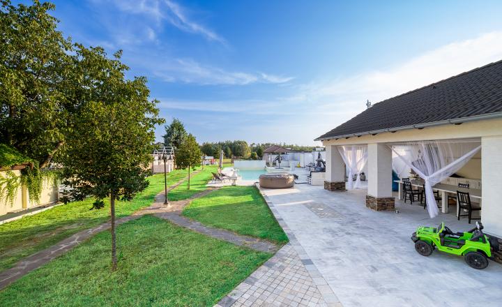 Veľkolepá a moderná nízkoenergetická 10izb vila na 40 árovom pozemku s bazénom, zimnou záhradou a dvojgarážou v Jakubove - fotografia 2