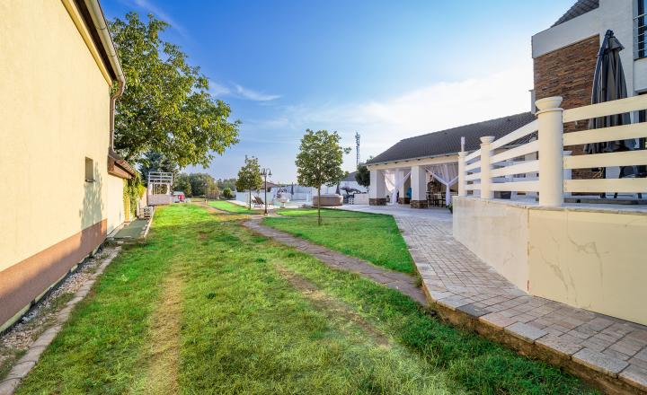 Veľkolepá a moderná nízkoenergetická 10izb vila na 40 árovom pozemku s bazénom, zimnou záhradou a dvojgarážou v Jakubove - fotografia 29