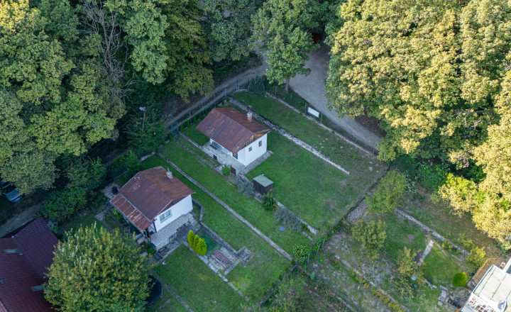 Pozemok s rekreačnou chatou a krásnym výhľadom v lukratívnej časti Bratislava III - AHOJ - fotografia 19
