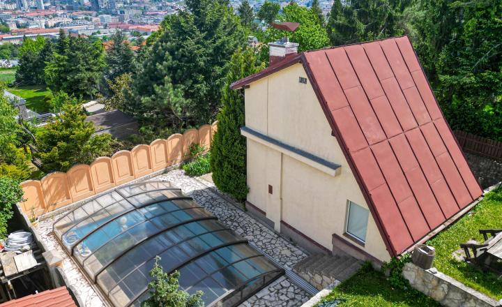 EXKLUZÍVNE NA PREDAJ – záhrada s chatkou a výhľadom na BRATISLAVU - KOLIBA - fotografia 2