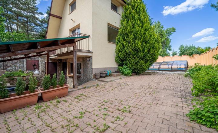 EXKLUZÍVNE NA PREDAJ – záhrada s chatkou a výhľadom na BRATISLAVU - KOLIBA - fotografia 10