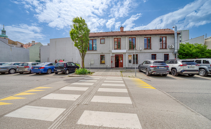 Trojpodlažná polyfunkčná budova v úplnom centre Šamorína na predaj
