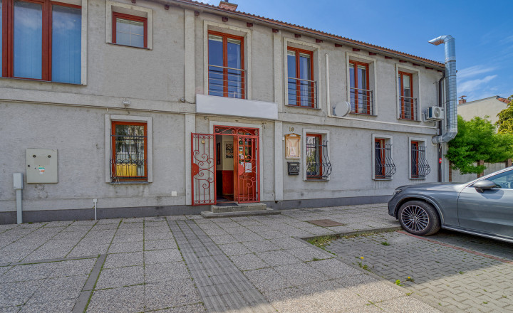 Trojpodlažná polyfunkčná budova v úplnom centre Šamorína na predaj - fotografia 1