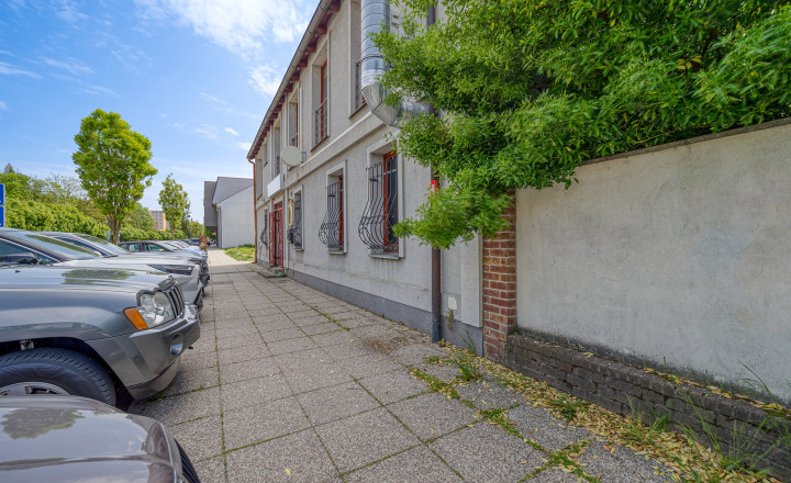 Trojpodlažná polyfunkčná budova v úplnom centre Šamorína na predaj - fotografia 2