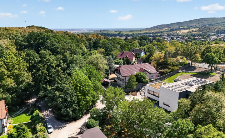 Prémiová nízkoenergetická vila s bazénom, výťahom a trojgarážou v prestížnej lokalite - fotografia 32