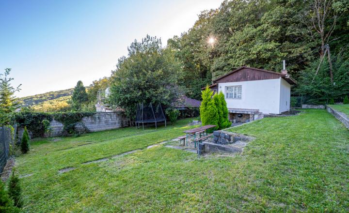 Pozemok s rekreačnou chatou a krásnym výhľadom v lukratívnej časti Bratislava III - AHOJ - fotografia 12