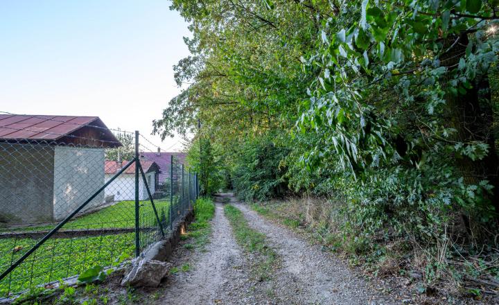 Pozemok s rekreačnou chatou a krásnym výhľadom v lukratívnej časti Bratislava III - AHOJ - fotografia 16