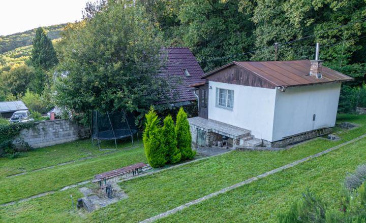 Pozemok s rekreačnou chatou a krásnym výhľadom v lukratívnej časti Bratislava III - AHOJ - fotografia 3