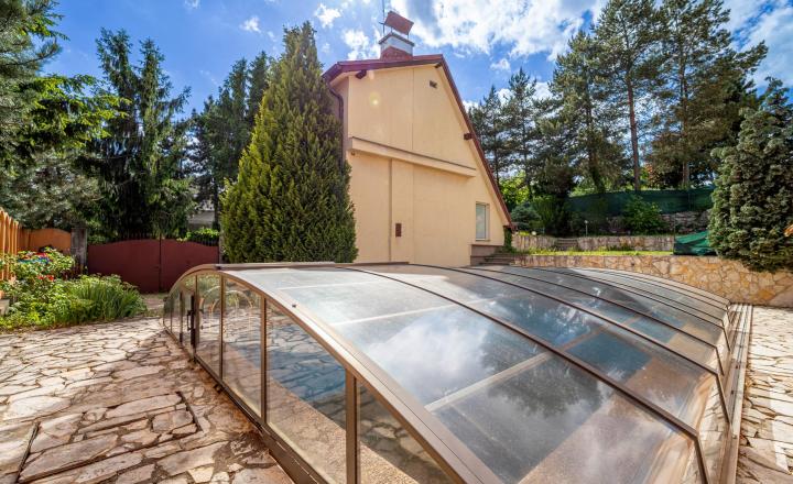 EXKLUZÍVNE NA PREDAJ – záhrada s chatkou a výhľadom na BRATISLAVU - KOLIBA - fotografia 9