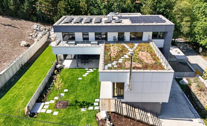 Prémiová nízkoenergetická vila s bazénom, výťahom a trojgarážou v prestížnej lokalite - fotografia 22