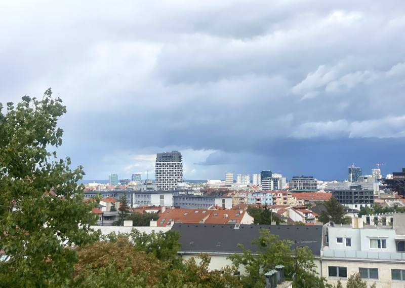=PRENAJATÉ=Priestranný 2 izbový byt s krásnym výhľadom a veľkou pivnicou v Starom Meste - fotografia 1