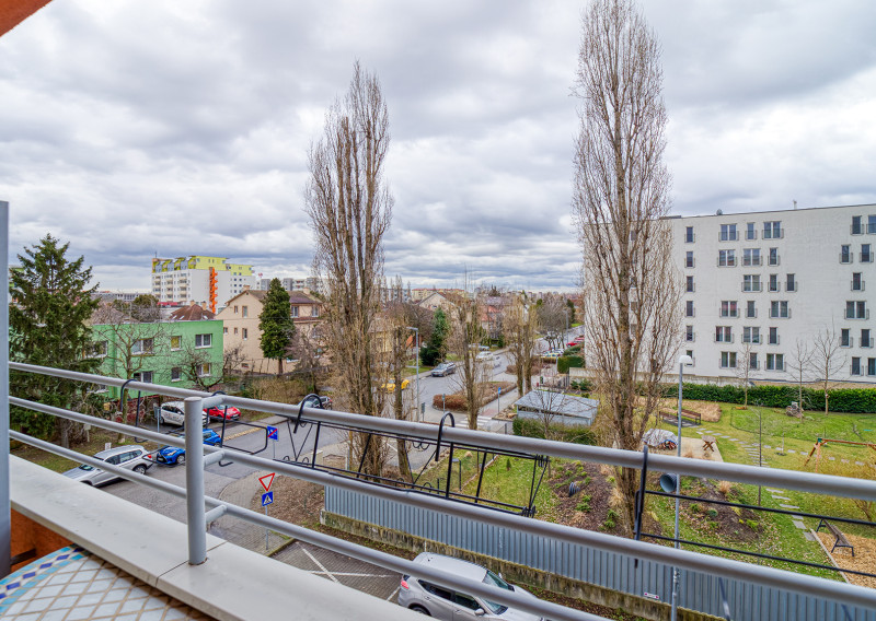 = PRENAJATÉ = 3 izbový byt s garážovým parkovacím státím Na križovatkách, Bratislava-Ružinov - fotografia 1