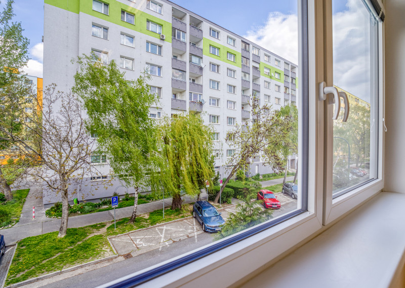 = PRENAJATÉ =Na prenájom kancelária 17 m2 Wolkrova, Bratislava V – Petržalka - fotografia 1