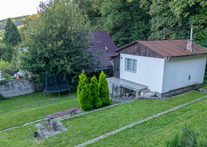 Pozemok s rekreačnou chatou a krásnym výhľadom v lukratívnej časti Bratislava III - AHOJ - fotografia 3
