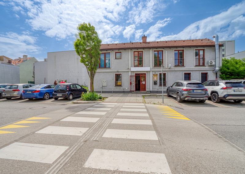 Trojpodlažná polyfunkčná budova v úplnom centre Šamorína na predaj - fotografia 1