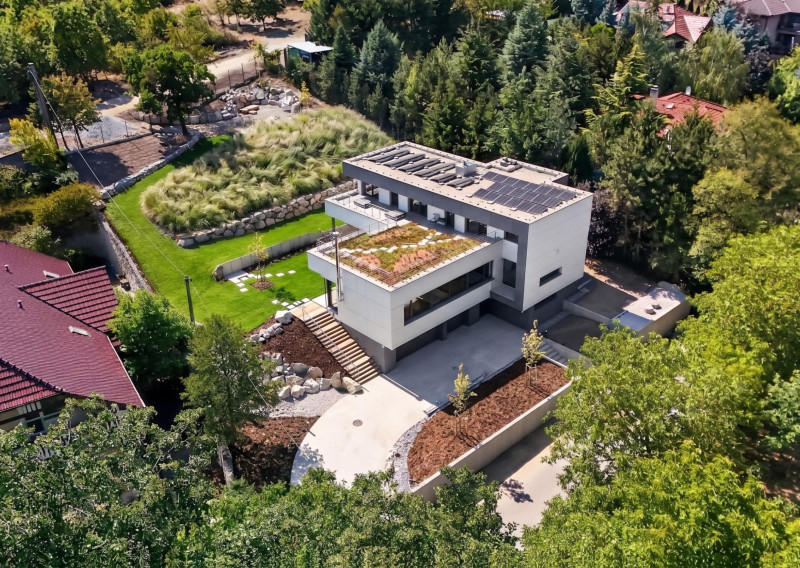 Prémiová nízkoenergetická vila s bazénom, výťahom a trojgarážou v prestížnej lokalite - fotografia 1